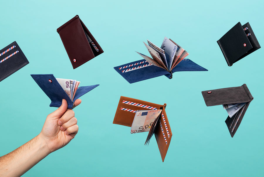 Ce petit portefeuille peut se glisser partout. Petit plus original, une pince à billets se dissimule entre les rabats des rangements cartes.