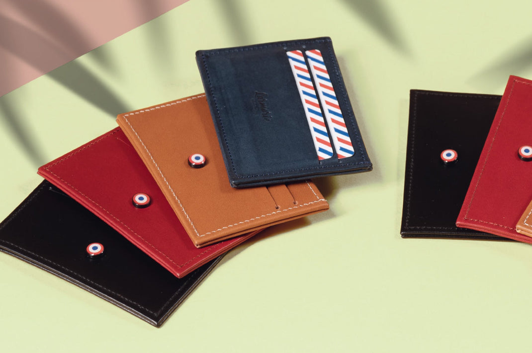 Simple, ultra mince, épuré et résistant, ce porte-cartes écoresponsable vous accompagnera partout.
